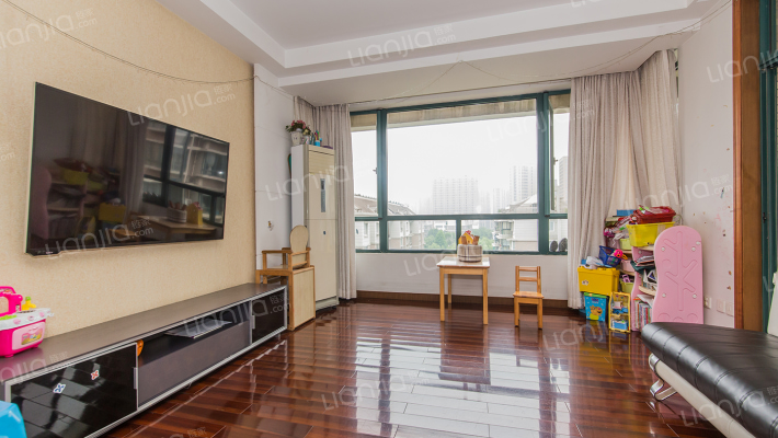 三房朝南,一梯一户小区中间位置,业主自住装修