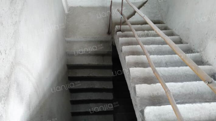 中山北站旁西区别墅,联排别墅带两个花园有地下车库-楼梯间