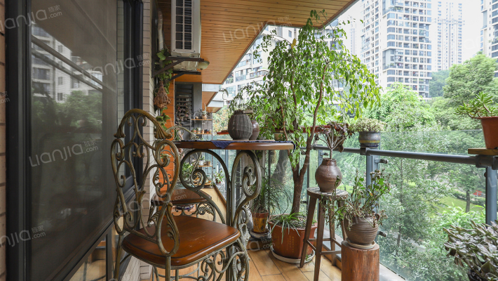 龙湖品质小区,小区环境幽雅,洋房底跃,住家安静-阳台a