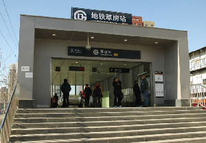 地铁6号线草房站总共四个站口,进出都很方便,交通很便利. 