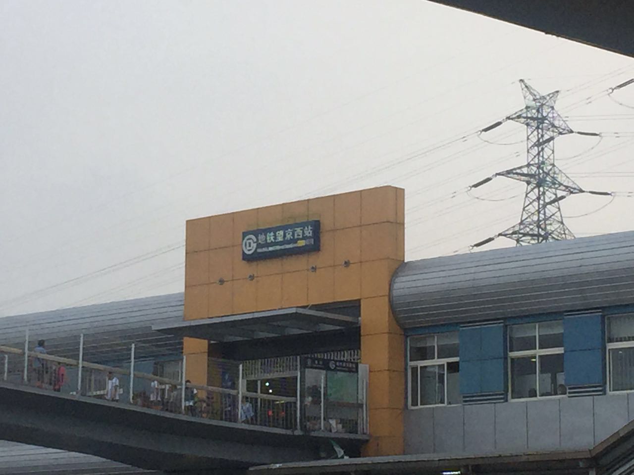 附近在规划的地铁线路为17号线,在此设有望京西站.预计2019年通车.