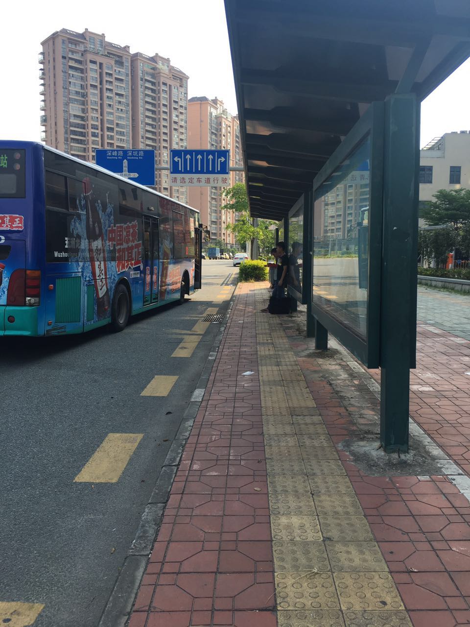 新城汇公交站台就在小区正门口,步行到站台约3分钟的路程