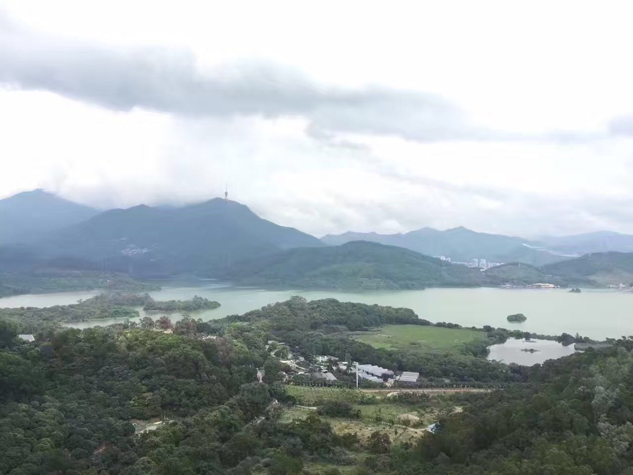 这是东湖水库,小区正面看湖景,无敌视野.
