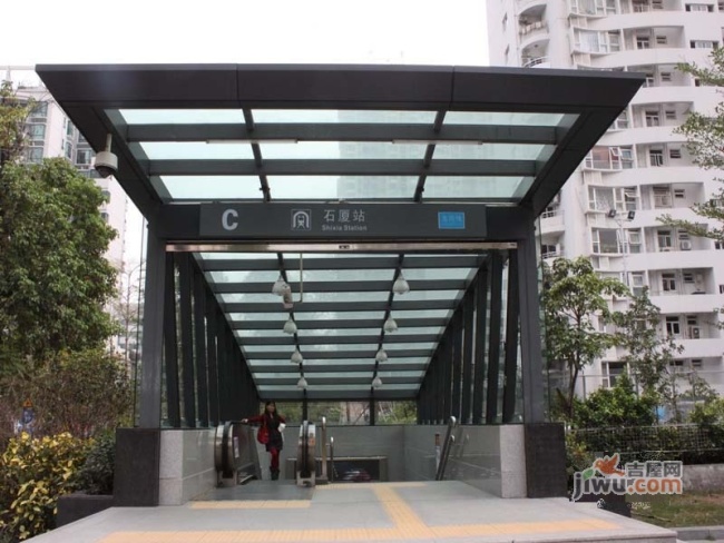 7号线正在修建预计2016年10月28号通车离小区距离100米已内,西丽湖站