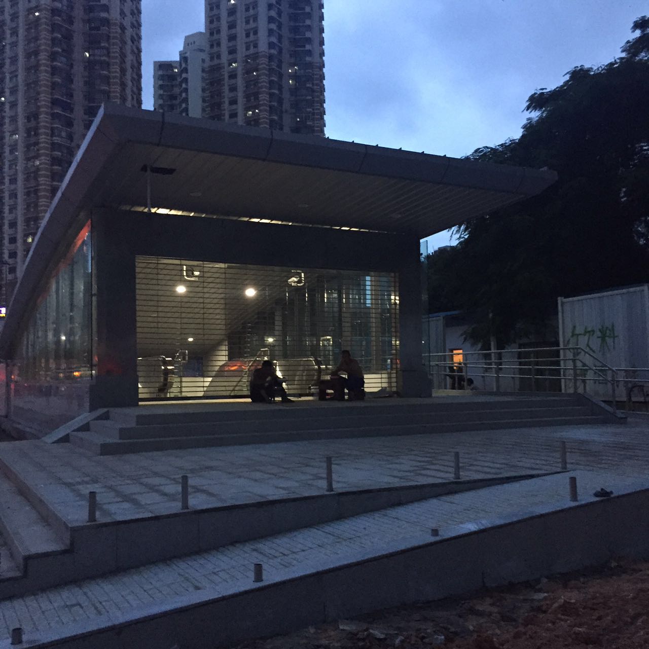 地铁九号线红岭北路站与园岭站 始于红树湾南站,终止与文锦站 从