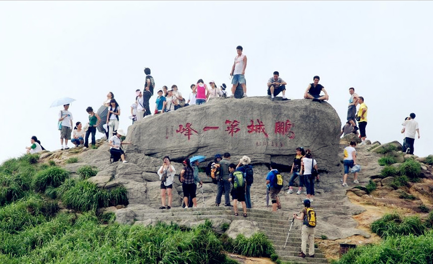 此处为梧桐山,深圳最高峰.