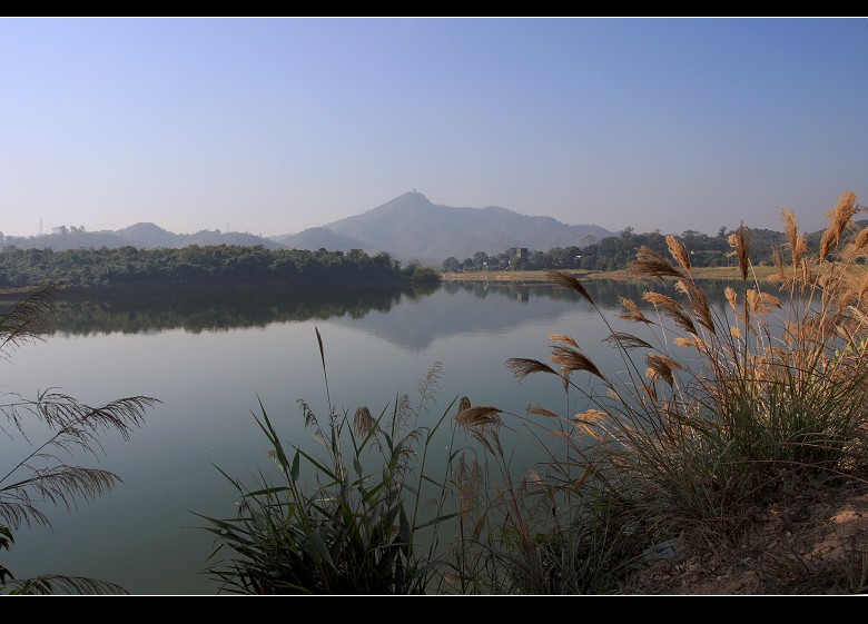 小区旁边有清林径水库和生态公园,以及华润万家超市和金宝元大卖场.