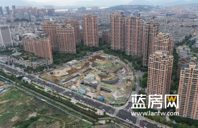 地面规划为公园绿地, 地下规划为 社会停车场用地 ,同时地下配套