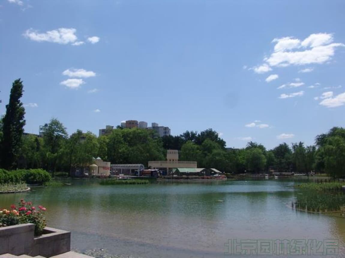 改建后的人定湖公园,南半部用雕塑,水景,廊架,景墙展现了一个具有欧洲