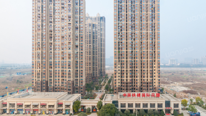 中国铁建国际花园由中铁房地产集团武汉有限公司于2016年建成;楼栋