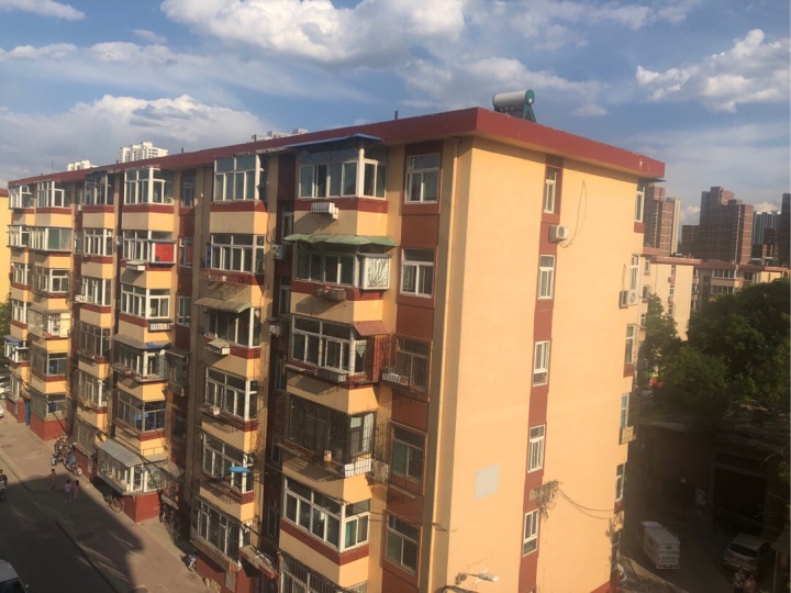 小区环境:小区西门是和平医院,小区往南走200米是玉门河