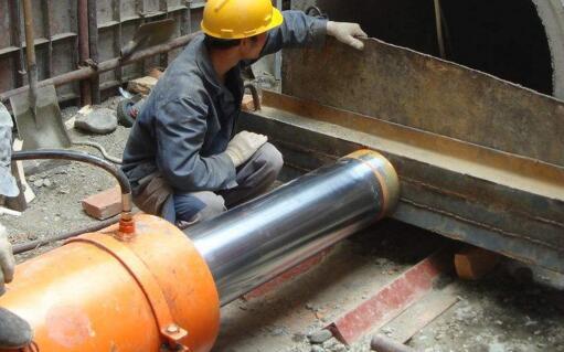 北京住总六公司请求顶管内设备内套管的滑轮组合设备专利完成滑轮与内套管多方位壁面触摸