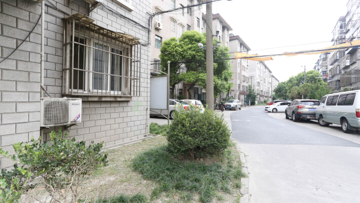 富锦路1659弄 2室2厅 400万