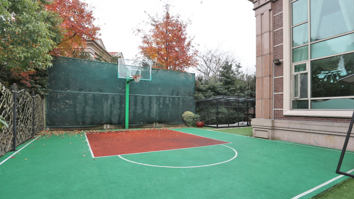 南边花园,北进门,北花园是半个小型篮球场