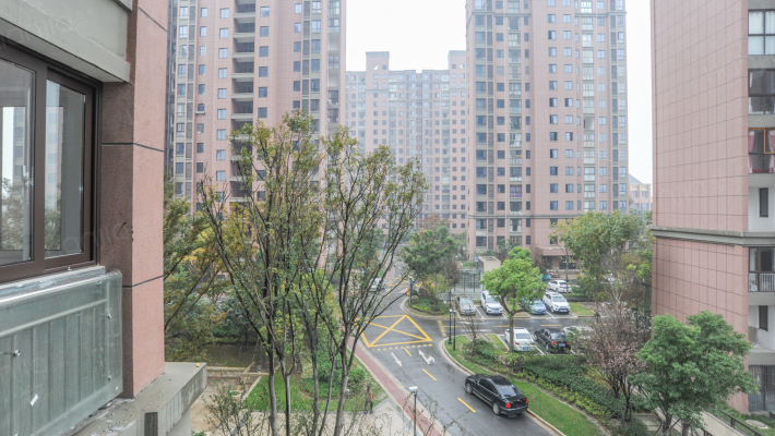 西上海御庭 3室2厅 240万