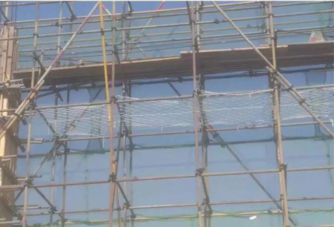 房产看点 正文 2)建筑施工脚手架外侧必须设有密目网,密目网必须平整