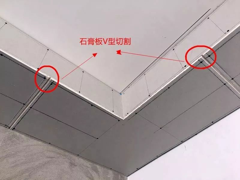 ③石膏板接缝处建议开v槽,可加大材料接触面,用优质嵌缝膏填缝,再用白