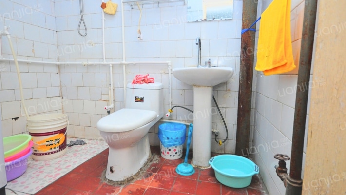 房子位于七一路市中Xi 房屋干净整洁  随时看房-卫生间