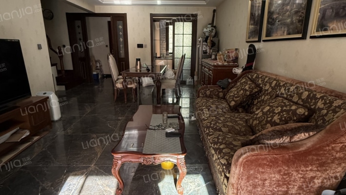 业主急售，尔湾下叠中间户，精装修，带车位-餐厅