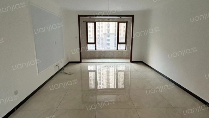 楼栋位置好，前后全天无遮挡东边户南北通透大三居，-客厅