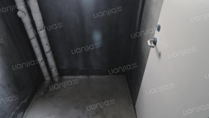 成熟地段  清水电梯套三出售  采光充足  户型方正-卫生间B