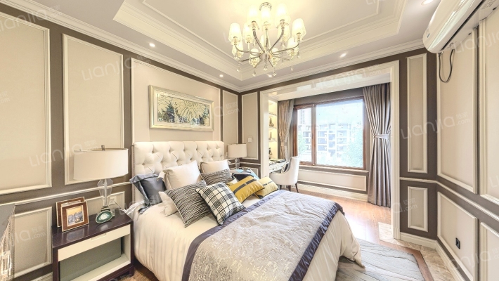 鸿坤理想尔湾，精装修上叠边户，带40平花园，带车位-卧室A