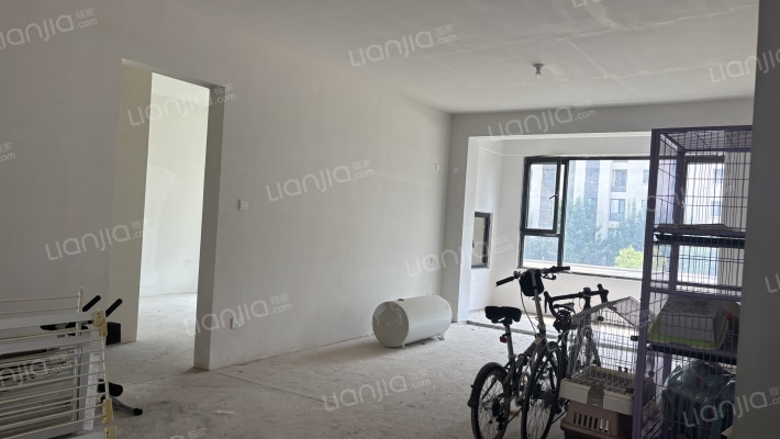 高速发展地带精品三居室诚意出售-客厅A