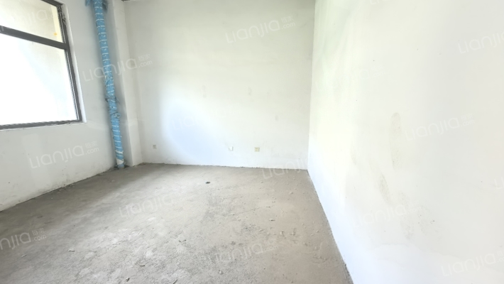 此房产证满二，大花园，带车库，诚意出售。-卧室B