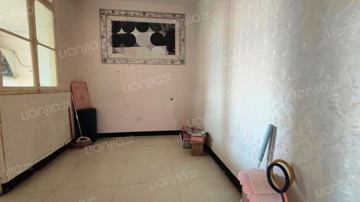 公摊小，楼层好，配套齐全，交通便利。-客厅