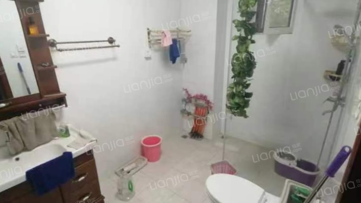 爱丁堡南入户，大院子，精装修品牌家具家电，证满-卫生间B