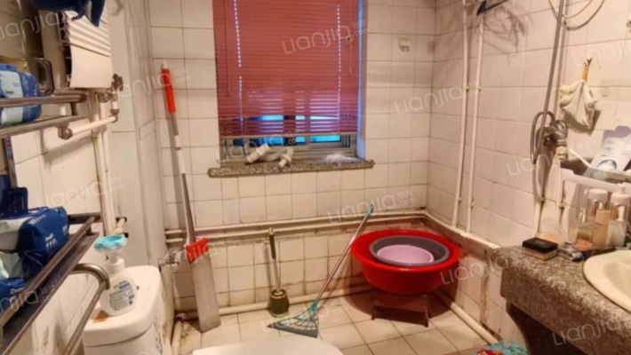 此房楼层好，南北通透大三居，室内面积大-卫生间