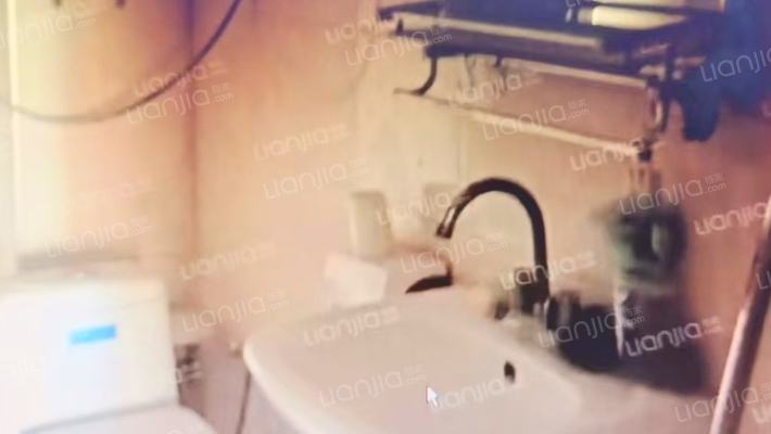 房子是中间楼层，全阳正规大两居，无遮挡-卫生间