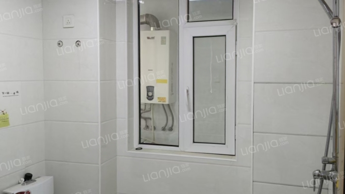 小区清静在楼上就能看到大石桥批发市场，有838车站-卫生间