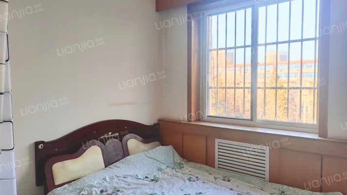 范阳路门口就是838公交，此房满五税费-卧室B