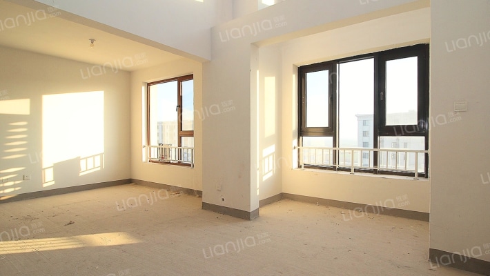 高铁新干线，高层顶层复式，少见的户型，看房方便。-客厅