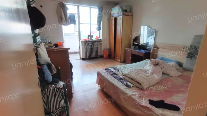 房子是满五年 楼层在中间 位置优越 南北通透-卧室A