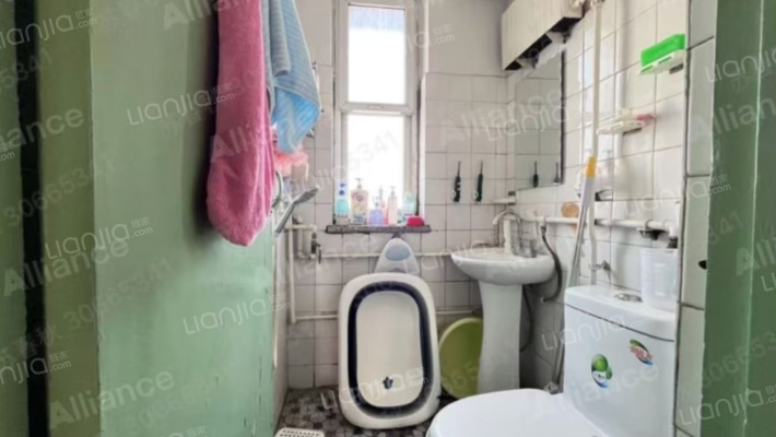 集中供暖一居室 采光好不是顶层-卫生间