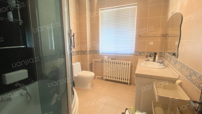 市区精装修的独栋别墅，带大院子，小区位置好-卫生间C