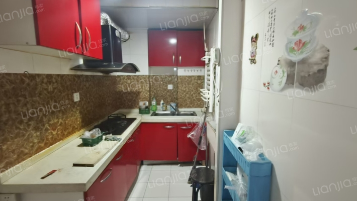 房子是三阳开泰户型  采光充足  装修保持的很干净-厨房