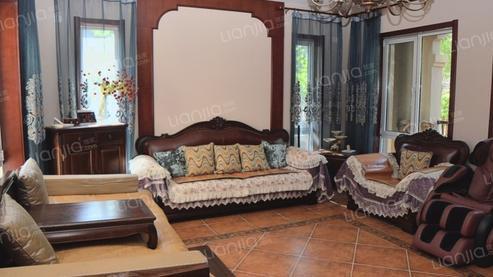 业主急售 爱丁堡 院子120平 南入户 上下三层 房本满2-客厅A