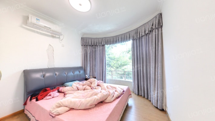 中间楼层，客厅出阳台南向，大2房户型方正,-卧室A