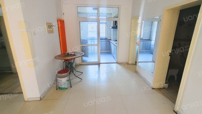 板楼二层，正规三居 南北通透 采光好配套设施齐-餐厅