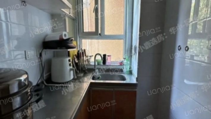 房  子是 正 规 两  居室，采 光 视 线 好-厨房