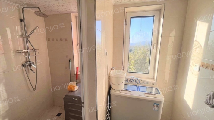 此房是南北通透四居室，中间层，采光视野好，房本满二-卫生间