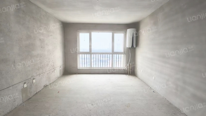 急售三利一期大四居，毛坯好装修，价格美丽-客厅