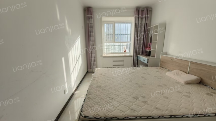 板楼一层带院，南北通透两居。有装修-卧室B