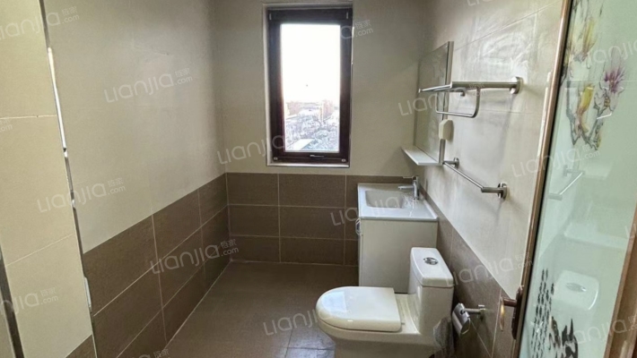 楼栋位置好，前后全天无遮挡东边户南北通透大三居，-卫生间B