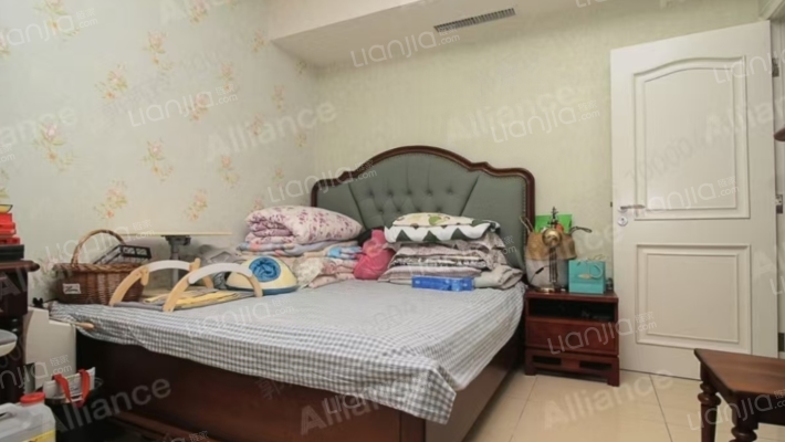 此房带装修，带660平米大院子，交通便利，小区环境好-卧室E