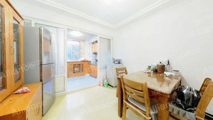 此房为南北通透户型，中间楼层，户型方正，公摊小。-餐厅