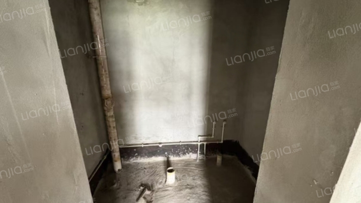 冠云主路 出行方便 南北通透中间楼层三居-卫生间B